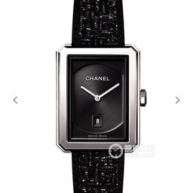 BV香奈儿将第一款充满女性韵味的PREMIÈRE腕表，带入充满阳刚之美的新境界。女士腕表，精钢表带，石英机芯，密底。