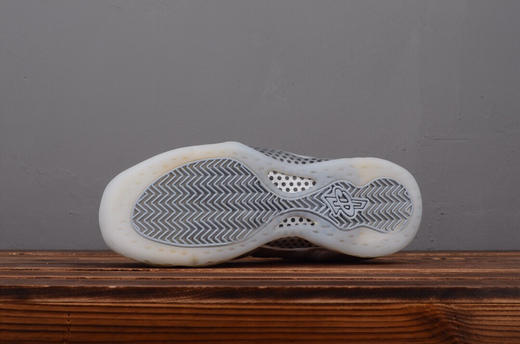 夏日特惠💰490 新品 # Nike Air Foamposite One Chrome 镜子喷 银喷 官方货号AA 3963-100 球鞋控女孩 怎么能少了这双喷泡呢？无论怎么拍颜值都在线 在阳光 商品图3