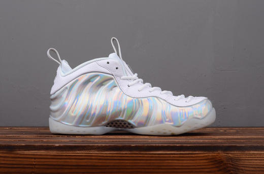 夏日特惠💰490 新品 # Nike Air Foamposite One Chrome 镜子喷 银喷 官方货号AA 3963-100 球鞋控女孩 怎么能少了这双喷泡呢？无论怎么拍颜值都在线 在阳光 商品图2