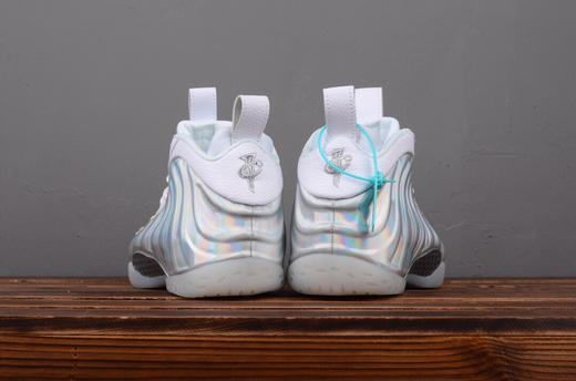 夏日特惠💰490 新品 # Nike Air Foamposite One Chrome 镜子喷 银喷 官方货号AA 3963-100 球鞋控女孩 怎么能少了这双喷泡呢？无论怎么拍颜值都在线 在阳光 商品图5
