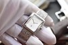 BV香奈儿将第一款充满女性韵味的PREMIÈRE腕表，带入充满阳刚之美的新境界。女士腕表，精钢表带，石英机芯，密底。 商品缩略图9