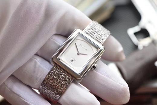 BV香奈儿将第一款充满女性韵味的PREMIÈRE腕表，带入充满阳刚之美的新境界。女士腕表，精钢表带，石英机芯，密底。 商品图9