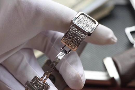 BV香奈儿将第一款充满女性韵味的PREMIÈRE腕表，带入充满阳刚之美的新境界。女士腕表，精钢表带，石英机芯，密底。 商品图9