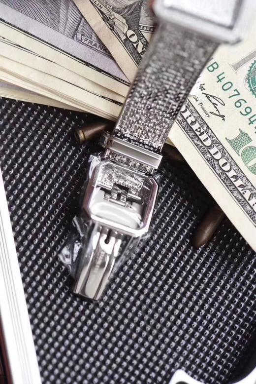 BV香奈儿将第一款充满女性韵味的PREMIÈRE腕表，带入充满阳刚之美的新境界。女士腕表，精钢表带，石英机芯，密底。 商品图8