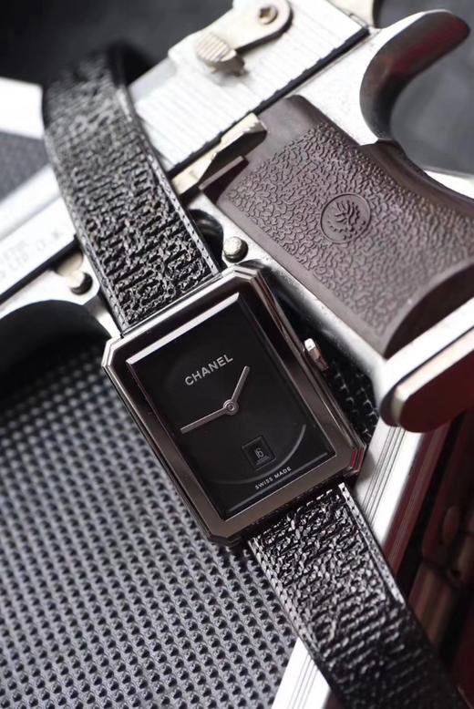BV香奈儿将第一款充满女性韵味的PREMIÈRE腕表，带入充满阳刚之美的新境界。女士腕表，精钢表带，石英机芯，密底。 商品图3