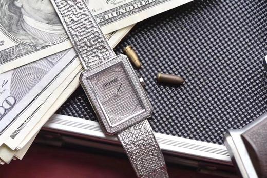 BV香奈儿将第一款充满女性韵味的PREMIÈRE腕表，带入充满阳刚之美的新境界。女士腕表，精钢表带，石英机芯，密底。 商品图3