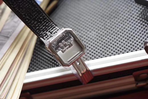 BV香奈儿将第一款充满女性韵味的PREMIÈRE腕表，带入充满阳刚之美的新境界。女士腕表，精钢表带，石英机芯，密底。 商品图9