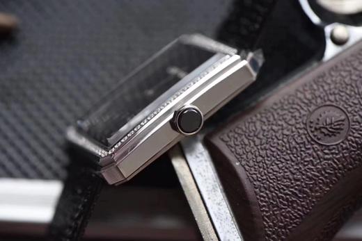 BV香奈儿将第一款充满女性韵味的PREMIÈRE腕表，带入充满阳刚之美的新境界。女士腕表，精钢表带，石英机芯，密底。 商品图5