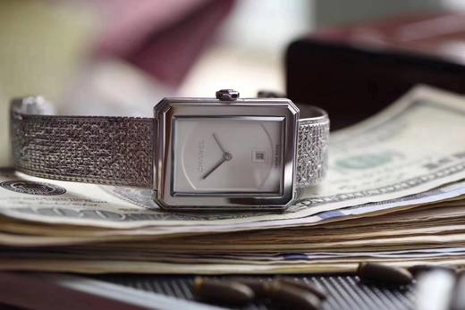 BV香奈儿将第一款充满女性韵味的PREMIÈRE腕表，带入充满阳刚之美的新境界。女士腕表，精钢表带，石英机芯，密底。 商品图2