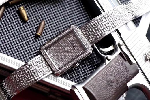 BV香奈儿将第一款充满女性韵味的PREMIÈRE腕表，带入充满阳刚之美的新境界。女士腕表，精钢表带，石英机芯，密底。 商品图4