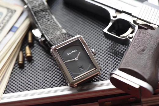 BV香奈儿将第一款充满女性韵味的PREMIÈRE腕表，带入充满阳刚之美的新境界。女士腕表，精钢表带，石英机芯，密底。 商品图10