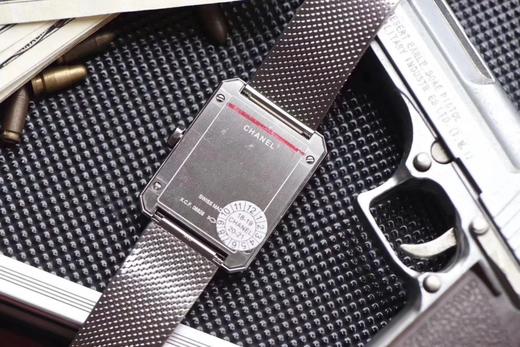 BV香奈儿将第一款充满女性韵味的PREMIÈRE腕表，带入充满阳刚之美的新境界。女士腕表，精钢表带，石英机芯，密底。 商品图9