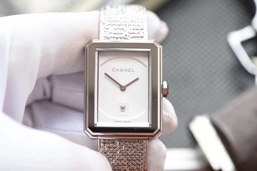 BV香奈儿将第一款充满女性韵味的PREMIÈRE腕表，带入充满阳刚之美的新境界。女士腕表，精钢表带，石英机芯，密底。 商品图8