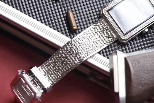 BV香奈儿将第一款充满女性韵味的PREMIÈRE腕表，带入充满阳刚之美的新境界。女士腕表，精钢表带，石英机芯，密底。 商品图8