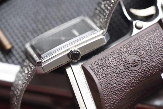 BV香奈儿将第一款充满女性韵味的PREMIÈRE腕表，带入充满阳刚之美的新境界。女士腕表，精钢表带，石英机芯，密底。 商品图8