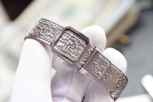 BV香奈儿将第一款充满女性韵味的PREMIÈRE腕表，带入充满阳刚之美的新境界。女士腕表，精钢表带，石英机芯，密底。 商品图6