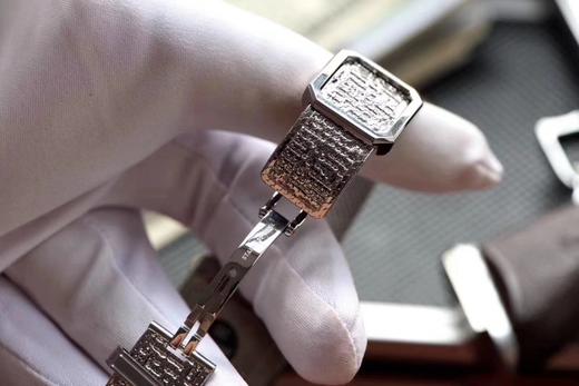 BV香奈儿将第一款充满女性韵味的PREMIÈRE腕表，带入充满阳刚之美的新境界。女士腕表，精钢表带，石英机芯，密底。 商品图5