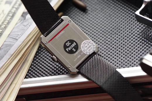 BV香奈儿将第一款充满女性韵味的PREMIÈRE腕表，带入充满阳刚之美的新境界。女士腕表，精钢表带，石英机芯，密底。 商品图7