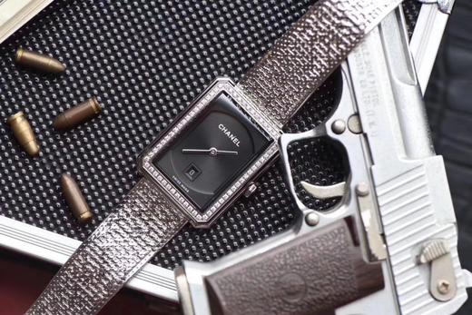 BV香奈儿将第一款充满女性韵味的PREMIÈRE腕表，带入充满阳刚之美的新境界。女士腕表，精钢表带，石英机芯，密底。 商品图6