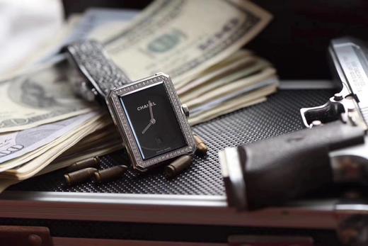 BV香奈儿将第一款充满女性韵味的PREMIÈRE腕表，带入充满阳刚之美的新境界。女士腕表，精钢表带，石英机芯，密底。 商品图9