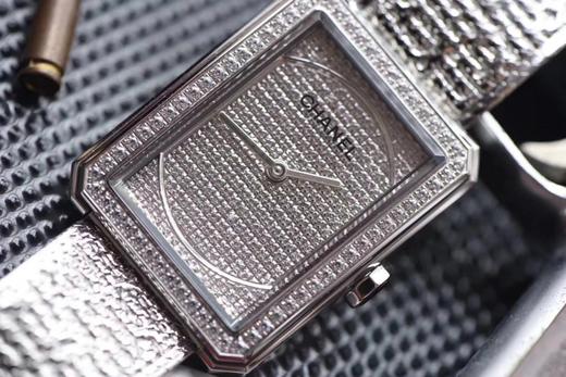 BV香奈儿将第一款充满女性韵味的PREMIÈRE腕表，带入充满阳刚之美的新境界。女士腕表，精钢表带，石英机芯，密底。 商品图5
