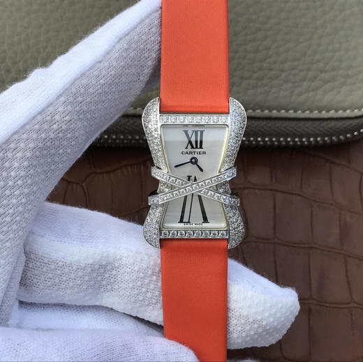 V6卡地亚CARTIER LIBRE系列小蛮腰WJ306014腕表，A在此弧度与圆形的设计是焦点，是极为珍贵华丽的手表系列，尺寸:38.7x26m 商品图0