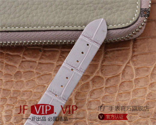 卡地亚BALLON BLANC DE CARTIER系列腕表。这款女士珠宝腕表的最大亮点在于表壳4时位置点缀一颗光华璀璨的钻石 商品图9