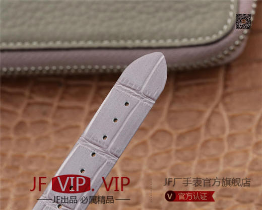 卡地亚BALLON BLANC DE CARTIER系列腕表。这款女士珠宝腕表的最大亮点在于表壳4时位置点缀一颗光华璀璨的钻石 商品图9