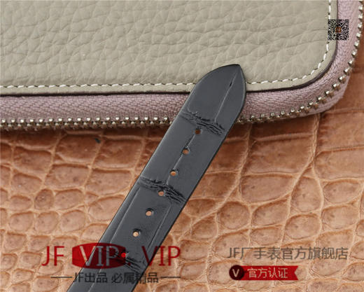 卡地亚BALLON BLANC DE CARTIER系列腕表。这款女士珠宝腕表的最大亮点在于表壳4时位置点缀一颗光华璀璨的钻石 商品图10