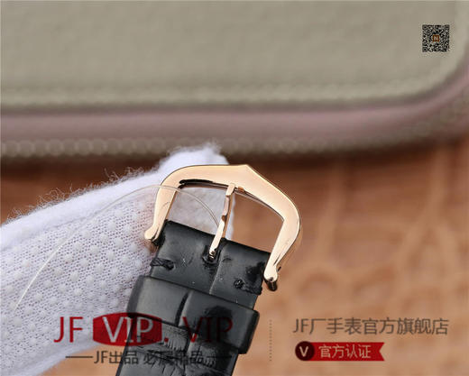 卡地亚BALLON BLANC DE CARTIER系列腕表。这款女士珠宝腕表的最大亮点在于表壳4时位置点缀一颗光华璀璨的钻石 商品图8