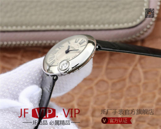 卡地亚BALLON BLANC DE CARTIER系列腕表。这款女士珠宝腕表的最大亮点在于表壳4时位置点缀一颗光华璀璨的钻石 商品图5