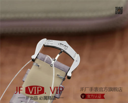 卡地亚BALLON BLANC DE CARTIER系列腕表。这款女士珠宝腕表的最大亮点在于表壳4时位置点缀一颗光华璀璨的钻石 商品图8