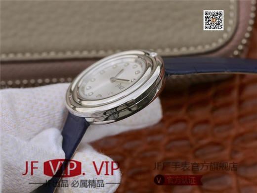 伯爵Possession女士腕表，此款腕表的圆形表圈也可以随着指尖完成360°优雅的旋转，中央的钻石随势划出一道优美的弧线，仿若在腕上跳一曲唯美的华尔兹，来甩掉烦躁、郁闷的心情 商品图5