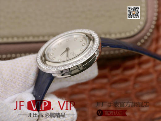 伯爵Possession女士腕表，此款腕表的圆形表圈也可以随着指尖完成360°优雅的旋转，中央的钻石随势划出一道优美的弧线，仿若在腕上跳一曲唯美的华尔兹 商品图4