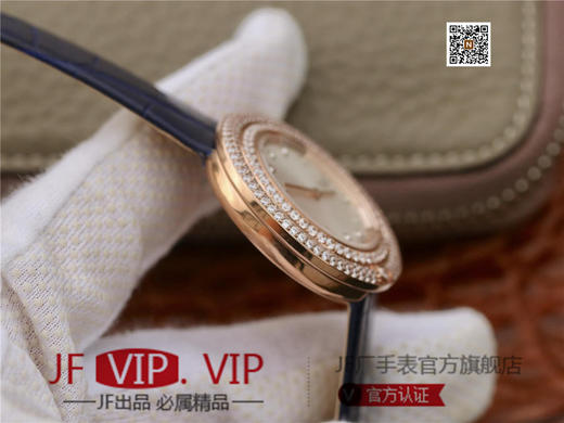 伯爵Possession女士腕表，此款腕表的圆形表圈也可以随着指尖完成360°优雅的旋转，中央的钻石随势划出一道优美的弧线，仿若在腕上跳一曲唯美的华尔兹 商品图5