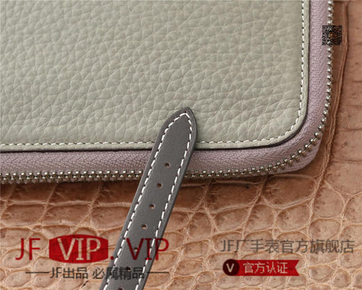 GS浪琴马术系列骑仕腕表闪耀登场。温柔清雅，高贵简约，来自专属于马术的典范。女士腕表，皮表带，石英机芯，密底。 商品图9