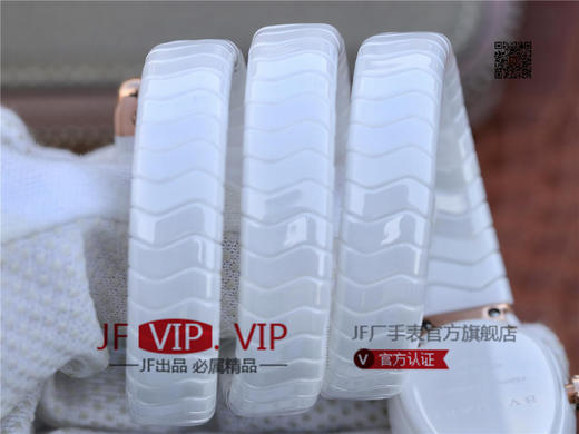 BV宝格丽SERPENTI系列白色陶瓷与黑陶瓷腕表以精美蛇形向众人展现时尚奢华之美。表圈处镶嵌切割美钻，精美奢华 商品图6