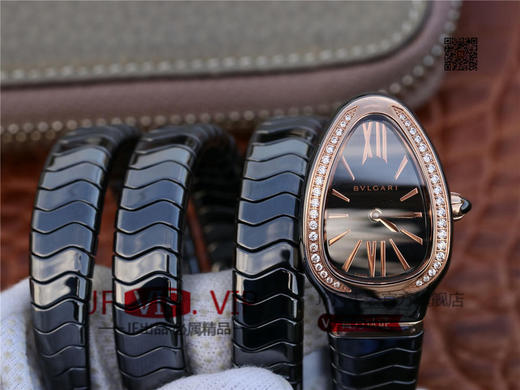 BV宝格丽SERPENTI系列白色陶瓷与黑陶瓷腕表以精美蛇形向众人展现时尚奢华之美。表圈处镶嵌切割美钻，精美奢华 商品图0