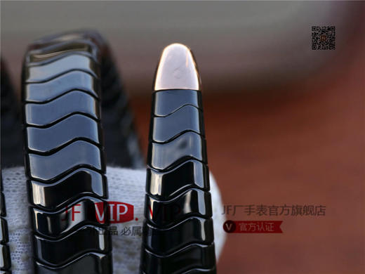 BV宝格丽SERPENTI系列白色陶瓷与黑陶瓷腕表以精美蛇形向众人展现时尚奢华之美。表圈处镶嵌切割美钻，精美奢华 商品图7