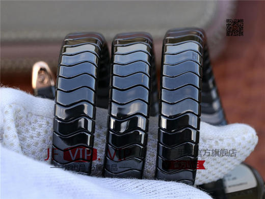 BV宝格丽SERPENTI系列白色陶瓷与黑陶瓷腕表以精美蛇形向众人展现时尚奢华之美。表圈处镶嵌切割美钻，精美奢华 商品图6