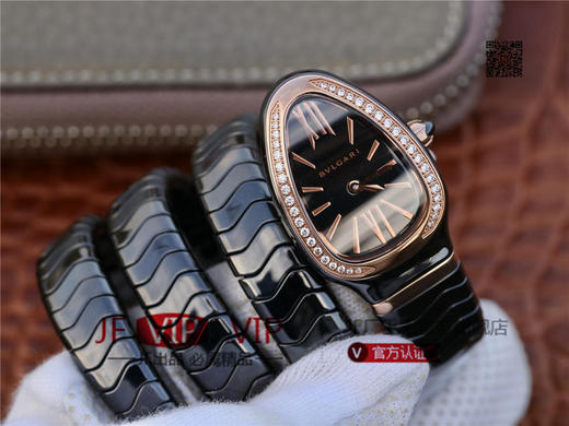 BV宝格丽SERPENTI系列白色陶瓷与黑陶瓷腕表以精美蛇形向众人展现时尚奢华之美。表圈处镶嵌切割美钻，精美奢华 商品图1