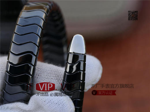 BV宝格丽SERPENTI系列白色陶瓷与黑陶瓷腕表以精美蛇形向众人展现时尚奢华之美。表圈处镶嵌切割美钻，精美奢华 商品图9