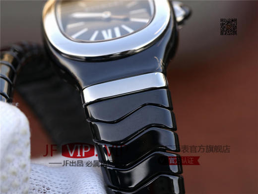 BV宝格丽SERPENTI系列白色陶瓷与黑陶瓷腕表以精美蛇形向众人展现时尚奢华之美。表圈处镶嵌切割美钻，精美奢华 商品图7