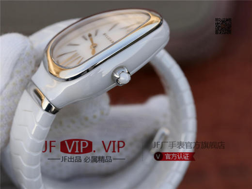 BV宝格丽SERPENTI系列白色陶瓷与黑陶瓷腕表以精美蛇形向众人展现时尚奢华之美。表圈处镶嵌切割美钻，精美奢华 商品图5