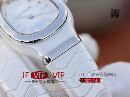 BV宝格丽SERPENTI系列白色陶瓷与黑陶瓷腕表以精美蛇形向众人展现时尚奢华之美。表圈处镶嵌切割美钻，精美奢华 商品图7