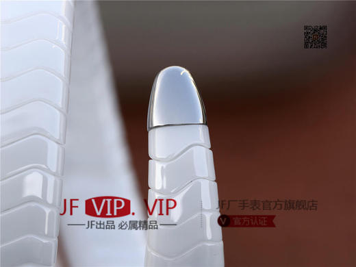 BV宝格丽SERPENTI系列白色陶瓷与黑陶瓷腕表以精美蛇形向众人展现时尚奢华之美。表圈处镶嵌切割美钻，精美奢华 商品图9