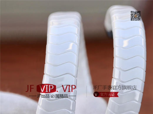 BV宝格丽SERPENTI系列白色陶瓷与黑陶瓷腕表以精美蛇形向众人展现时尚奢华之美。表圈处镶嵌切割美钻，精美奢华 商品图8