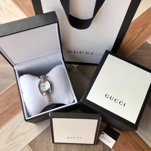 GUCCI古驰时尚女表，精致马蹄链，表径~28mm，首饰与手表的完美结合，上手优雅大方，瑞士石英机芯，专柜价8000+，支持各种验货，全套专柜包装！ 商品图0