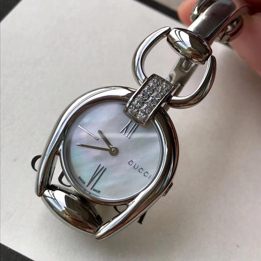 GUCCI古驰时尚女表，精致马蹄链，表径~28mm，首饰与手表的完美结合，上手优雅大方，瑞士石英机芯，专柜价8000+，支持各种验货，全套专柜包装！ 商品图3
