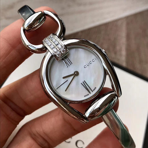 GUCCI古驰时尚女表，精致马蹄链，表径~28mm，首饰与手表的完美结合，上手优雅大方，瑞士石英机芯，专柜价8000+，支持各种验货，全套专柜包装！ 商品图4